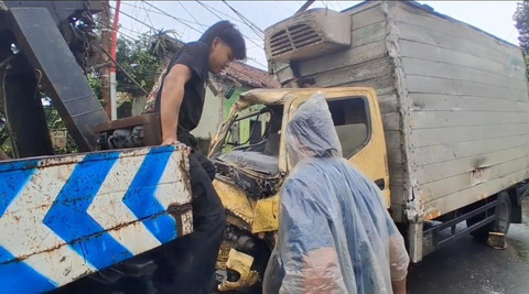 Sebuah truk boks dengan Nopol BE 8270 RU alami kecelakaan di Jalur Provinsi Penghubung Subang-Sadang Purwakarta, Jawa Barat. Foto: Dok. Polres Subang