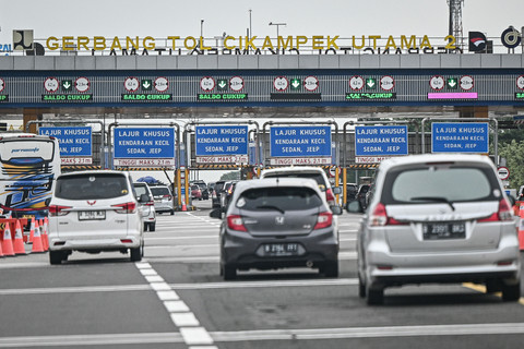 Sejumlah kendaraan melintas di Gerbang Tol Cikampek Utama, Karawang, Jawa Barat, Kamis (26/3/2026). Foto: Fauzan/ANTARA FOTO