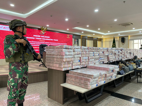 Asisten Pidana Khusus Kejati Kaltim, Gusti Hamdani, didampingi Asisten Intelijen, Abdul Muis Ali, menjelaskan penyitaan uang tunai ratusan miliar dalam rilis barang bukti yang digelar di kantor Kejati Kaltim. Foto: Dok. Istimewa