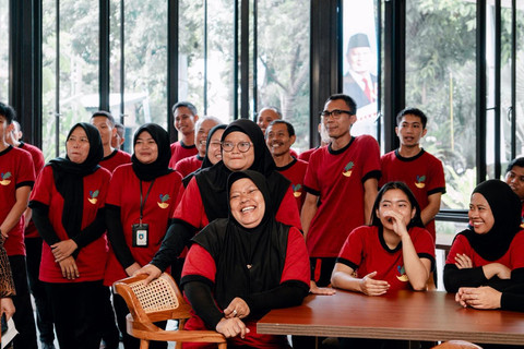 Halal bihalal Mensos Saifullah Yusuf (Gus Ipul) bersama cleaning service Kemensos di Selalu Ada Kopi, kantor Kemensos, Jakarta, pada Rabu (26/3/2026). Foto: Kemensos RI