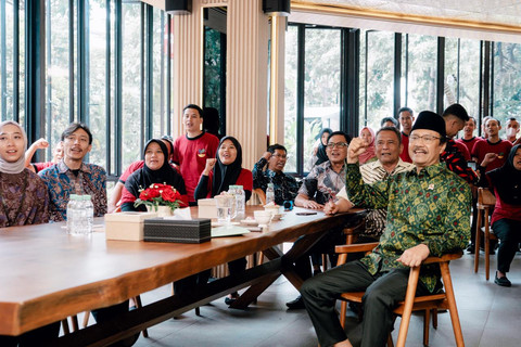 Halal bihalal Mensos Saifullah Yusuf (Gus Ipul) bersama cleaning service Kemensos di Selalu Ada Kopi, kantor Kemensos, Jakarta, pada Rabu (26/3/2026). Foto: Kemensos RI