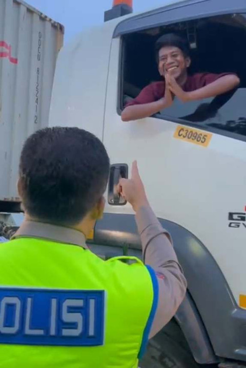 Kakorlantas Irjen Pol Agus Suryonugroho menghimbau kendaraan sumbu 3 untuk tidak melintas di jalan tol di Gerbang Tol Pejagan, Jawa Tengah, Kamis (26/3/2026). Foto: Rayyan Farhansyah/kumparan