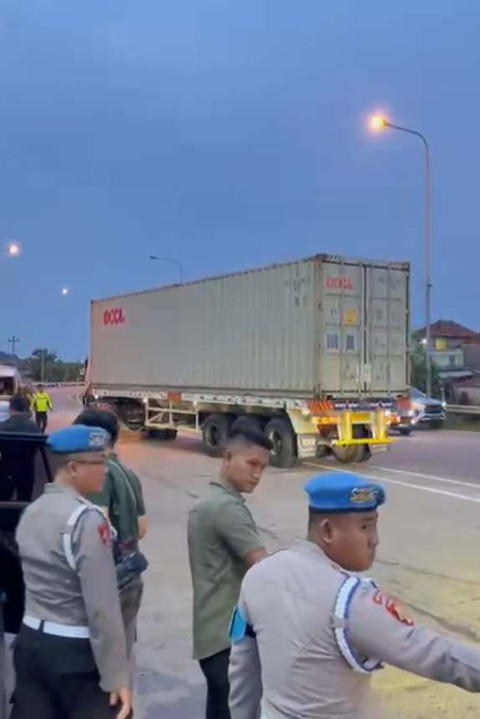 Kakorlantas Irjen Pol Agus Suryonugroho menghimbau kendaraan sumbu 3 untuk tidak melintas di jalan tol di Gerbang Tol Pejagan, Jawa Tengah, Kamis (26/3/2026). Foto: Rayyan Farhansyah/kumparan