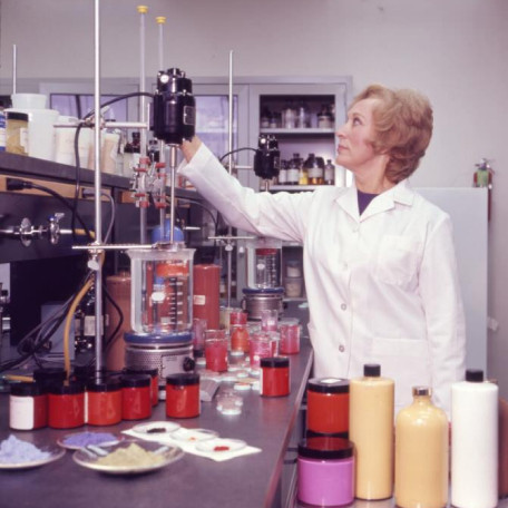 Menciptakan Standar Baru di Industri Kecantikan. Foto: ESTEE LAUDER