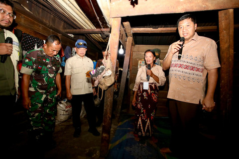 Mendagri Muhammad Tito Karnavian bersama Menteri  PKP Maruarar Sirait meninjau pelaksanaan Program Bantuan Stimulan Perumahan Swadaya (BSPS) di Desa Nagasaribu IV, Kecamatan Lintong Nihuta, Kabupaten Humbang Hasundutan, Kamis (26/3/2026). Foto: Kemendagri RI