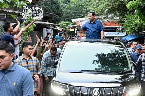 Presiden Prabowo Subianto blusukan ke permukiman di bantaran rel dekat Stasiun Pasar Senen, Jakarta Pusat, Kamis (25/3/2026). Foto: Cahyo - Biro Pers, Media, dan Informasi Sekretariat Presiden