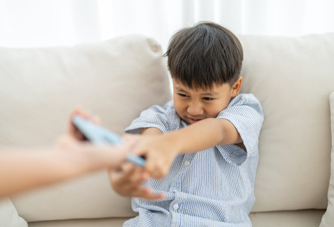 Ilustrasi - Orang tua stop anak kecanduan main HP Foto: Art_Photo/Shutterstock