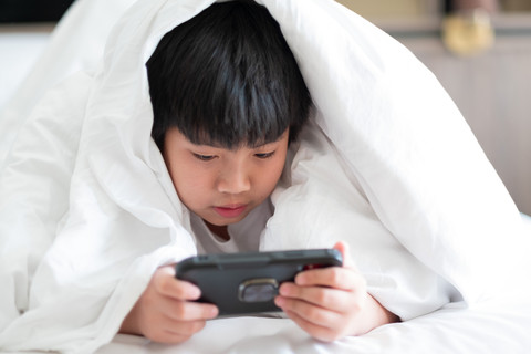 Ilustrasi - anak main medsos Foto: suriyachan/Shutterstock