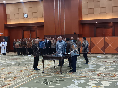 Menteri Keuangan Purbaya Yudhi Sadewa melantik Robert Leonard Marbun sebagai Sekretaris Jenderal Kementerian Keuangan, Jumat (27/3/26). Foto: Ave Airiza Gunanto/kumparan