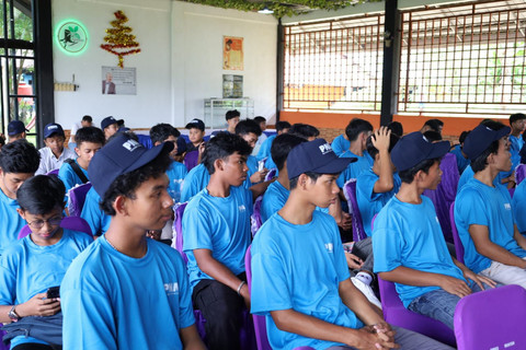 Antusiasme pelajar dalam mengikuti Coaching Clinic PNM Goes to School dengan menghadirkan pelatih tim nasional futsal Indonesia di SMTK Malinggang, Banjarbaru, Kalimantan Selatan. Foto: Dok. PNM