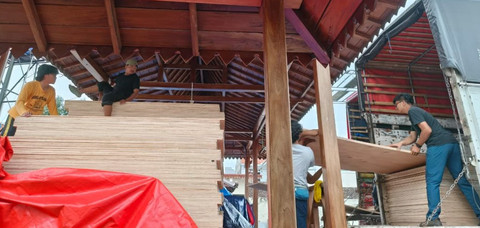 Penyaluran bantuan logistik berupa material untuk 200 unit hunian darurat (huntara) dikirim ke Aceh oleh Lazismu DIY pada Jumat (30/1). Foto: Dok. Lazismu DIY