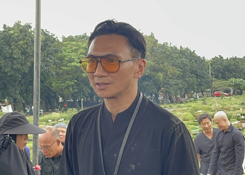 Anji saat ditemui kumparan di lokasi pemakaman ibunda, Siti Sundari, di TPU Mangun Jaya, Kabupaten Bekasi, Jumat (27/3/2026). Foto: Salsha Okta Fairuz/kumparan