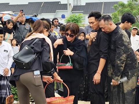 Wina Natalia di pemakaman ibunda Anji, Siti Sundari, di TPU Mangun Jaya, Kabupaten Bekasi, Jumat (27/3/2026). Foto: Salsha Okta Fairuz/kumparan