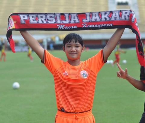 Azra Zifa Kayla, pesepak bola wanita Indonesia, ketika membela Persija Jakarta. Foto: Instagram @azrakaylaa