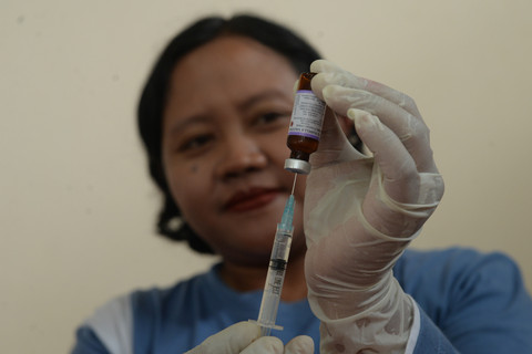 Petugas kesehatan menyiapkan vaksinasi Outbreak Response Immunization (ORI) campak untuk balita di Kantor Desa Ngering, Jogonalan, Klaten, Jawa Tengah, Jumat (27/3/2026).  Foto: Aloysius Jarot Nugroho/ANTARA FOTO