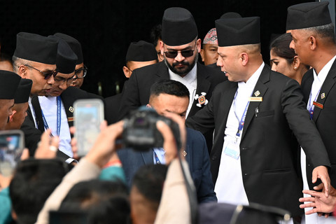 Pemimpin Rastriya Swatantra Party Balendra Shah meninggalkan lokasi usai pengambilan sumpah jabatan di parlemen di Kathmandu (26/3/2026). Foto: Prakash Mathema/AFP