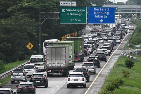 Sejumlah kendaraan melintas saat penerapan rekayasa lalu lintas satu arah atau one way di ruas Tol Cikopo-Palimanan, Kabupaten Majalengka, Jawa Barat, Jumat (27/3/2026). Foto: Fauzan/ANTARA FOTO