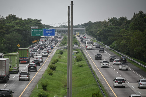 Sejumlah kendaraan melintas saat penerapan rekayasa lalu lintas satu arah atau one way di ruas Tol Cikopo-Palimanan, Kabupaten Majalengka, Jawa Barat, Jumat (27/3/2026).  Foto: Fauzan/ANTARA FOTO