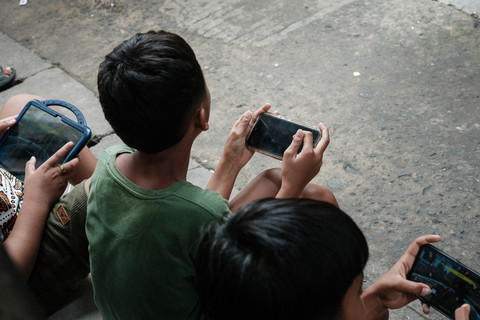 Ilustrasi adiksi digital. Foto: Yasuyoshi Chiba/AFP