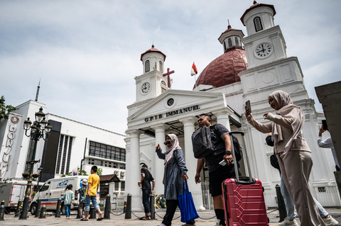Wisatawan berkunjung di kawasan Cagar Budaya Nasional Kota Lama, Semarang, Jawa Tengah, Jumat (27/3/2026). Foto: Aprillio Akbar/ANTARA FOTO