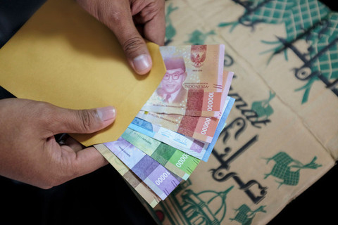 Ilustrasi uang THR. Foto: Shutterstock