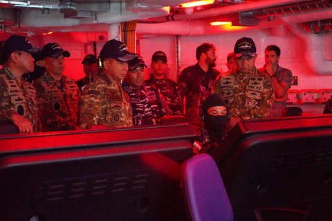 Panglima TNI Agus Subiyanto didampingi Kepala Staf Angkatan dan para Petinggi Kemhan meninjau kedatangan Kapal Perang Republik Indonesia (KRI) Prabu Siliwangi tinjau kecanggihan KRI Prabu Siliwangi-321 yang tiba dari Italia, Kamis, (26/03/2026). Foto: Dok. Puspen TNI