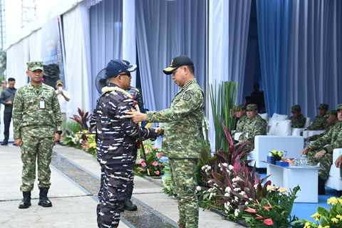 Panglima TNI Agus Subiyanto didampingi Kepala Staf Angkatan dan para Petinggi Kemhan meninjau kedatangan Kapal Perang Republik Indonesia (KRI) Prabu Siliwangi tinjau kecanggihan KRI Prabu Siliwangi-321 yang tiba dari Italia, Kamis, (26/03/2026). Foto: Dok. Puspen TNI