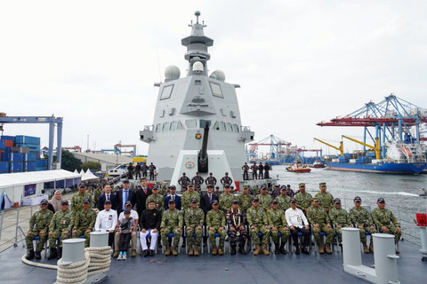 Panglima TNI Agus Subiyanto didampingi Kepala Staf Angkatan dan para Petinggi Kemhan meninjau kedatangan Kapal Perang Republik Indonesia (KRI) Prabu Siliwangi tinjau kecanggihan KRI Prabu Siliwangi-321 yang tiba dari Italia, Kamis, (26/03/2026). Foto: Dok. Puspen TNI