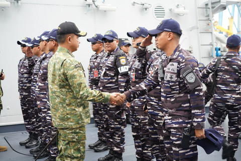 Panglima TNI Agus Subiyanto didampingi Kepala Staf Angkatan dan para Petinggi Kemhan meninjau kedatangan Kapal Perang Republik Indonesia (KRI) Prabu Siliwangi tinjau kecanggihan KRI Prabu Siliwangi-321 yang tiba dari Italia, Kamis, (26/03/2026). Foto: Dok. Puspen TNI