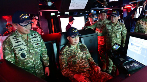 Panglima TNI Agus Subiyanto didampingi Kepala Staf Angkatan dan para Petinggi Kemhan meninjau kedatangan Kapal Perang Republik Indonesia (KRI) Prabu Siliwangi tinjau kecanggihan KRI Prabu Siliwangi-321 yang tiba dari Italia, Kamis, (26/03/2026). Foto: Dok. Puspen TNI