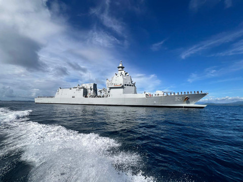 Panglima TNI Agus Subiyanto didampingi Kepala Staf Angkatan dan para Petinggi Kemhan meninjau kedatangan Kapal Perang Republik Indonesia (KRI) Prabu Siliwangi tinjau kecanggihan KRI Prabu Siliwangi-321 yang tiba dari Italia, Kamis, (26/03/2026). Foto: Dok. Puspen TNI