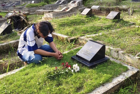 Agus Ponco saat berziarah ke makam ibunda. Foto: Dok. Istimewa
