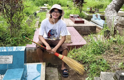 Agus Ponco, pemuda asal Magelang pemilik akun media sosial @makamcleaner yang telah membersihkan ratusan makam telantar. Foto: Dok. Istimewa