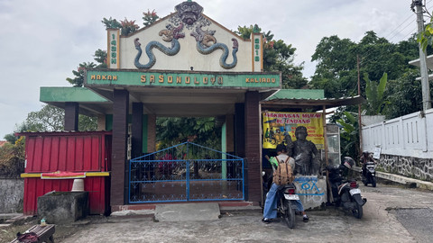 Agus Ponco saat membersihkan sebuah makam di Jogja. Foto: Pandangan Jogja/Gigih Imanadi Darma