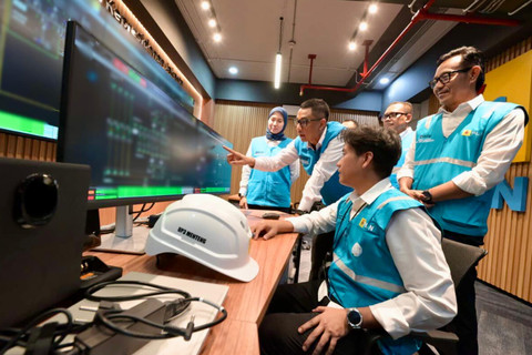 Direktur Utama PLN, Darmawan Prasodjo (kedua dari kiri) bersama Direktur Distribusi PLN, Arsyadany G. Akmalaputri (kiri), EVP Operasi Distribusi Jawa, Madura, dan Bali PLN, Agus Kuswardono (kedua dari kanan), General Manager PLN UID Jakarta Raya, Moch. Andy Adchaminoerdin (kanan), serta Team Leader Keandalan Istana PLN UP3 Menteng, Riki Waberta (duduk) saat melakukan pemantauan langsung sistem kelistrikan Istana Kepresidenan Jakarta. Foto: Dok. PLN