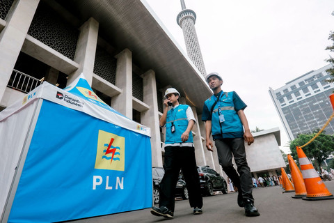 Team Leader Keandalan Istana PLN UP3 Menteng, Riki Waberta (kiri) bersama petugas bersiaga dan melakukan patroli kelistrikan saat pelaksanaan salat Idul Fitri di kawasan Masjid Istiqlal, Jakarta (21/3). Foto: Dok. PLN