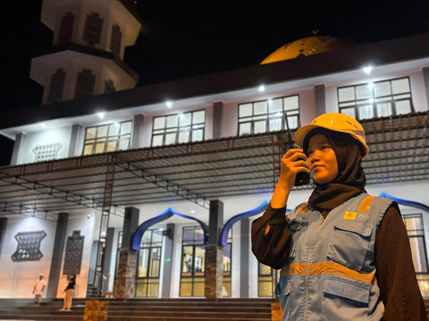 Personel PLN ULP Jayapura Kota, Zahro Ardhillah terus memantau keandalan sistem kelistrikan melalui radio komunikasi dan rela melewatkan momen kumpul keluarga di kampung halaman agar suplai listrik tetap aman dan masyarakat Jayapura pada malam hari menjelang Idul Fitri 1447 Hijriah (20/3) Foto: Dok. PLN