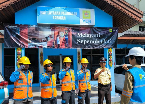 Personel PLN ULP Tarakan, Muhammad Hanif Zidan (kanan), memimpin briefing pagi bersama petugas sebelum pelaksanaan salat Idul Fitri di berbagai lokasi di Tarakan, Kalimantan Utara pada Sabtu (21/3). Foto: Dok. PLN