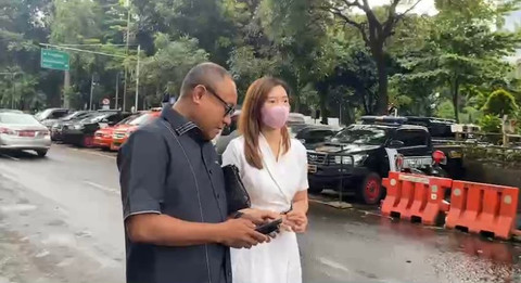 Istri Richard Lee diperiksa di Mapolda Metro Jaya, Jumat (27/3). Foto: Vincentius Mario/kumparan