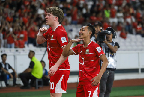 Pemain Timnas Indonesia Beckham Putra dan Ole Romeny melakukan selebrasi pada pertandingan FIFA Series 2026 antara Timnas Indonesia vs Saint Kitts and Nevis di Stadion Gelora Bung Karno, Jumat (27/3/2026). Foto: Iqbal Firdaus/kumparan