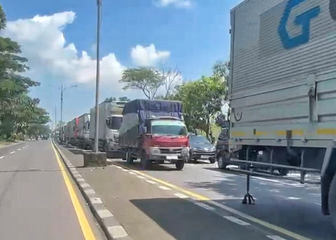 Jalur arteri Pantura Indramayu, Jawa Barat, mengalami kepadatan hebat pada Sabtu (28/3/2026). Foto: kumparan