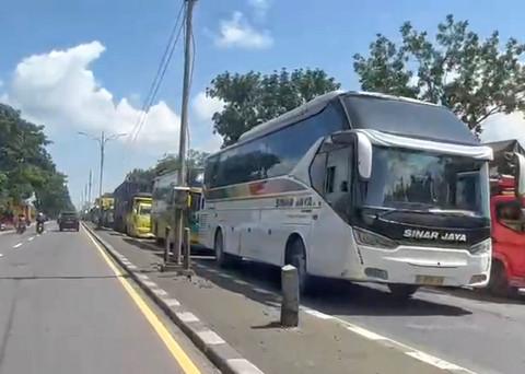 Jalur arteri Pantura Indramayu, Jawa Barat, mengalami kepadatan hebat pada Sabtu (28/3/2026). Foto: kumparan