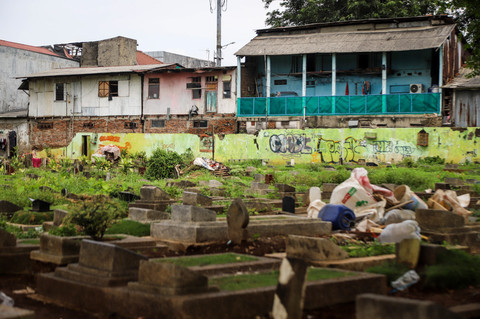 Suasana di area lahan makam di TPU Rawabunga, Jakarta, Sabtu (28/3/2026). Foto: Iqbal Firdaus/kumparan