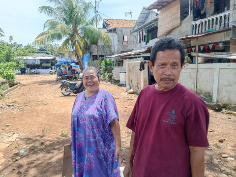 Dari kiri ke kanan, Tini (60) dan Hair (66), warga RT 03 RW 08 Jalan Jatinegara Timur IV, Rawabunga saat sedang meneduh di TPU Kober, Jakarta Timur, Sabtu (28/3/2026). Foto: Ryan Iqbal/kumparan