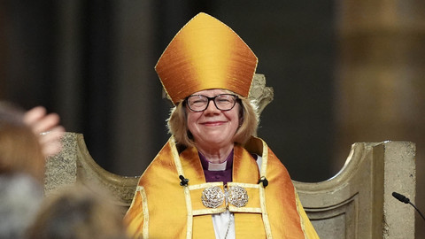 Sarah Mullally dilantik sebagai Uskup Agung Canterbury di Katedral Canterbury, Kent, Inggris, Rabu (25/3/2026). Foto: Jordan Pettitt/Pool/REUTERS
