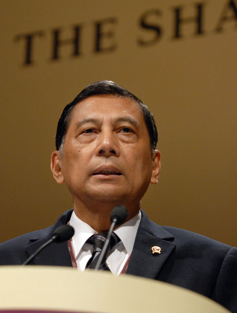 Menteri Pertahanan Indonesia Juwono Sudarsono menyampaikan pidato mengenai isu pengamanan perairan regional selama KTT Keamanan Asia Institut Internasional untuk Studi Strategis (IISS) ke-6, Dialog Shangri-la, di Singapura, (3/6/2007). Foto: Romeo Gacad/AFP