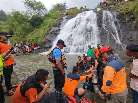 Evakuasi dua remaja tenggelam di Air Terjun Watu Bobot, Kabupaten Jepara, Jawa Tengah. Foto: Dok. BPBD Jepara