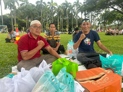 Amin (56) dan warga RT 04/01 Kebon Jeruk, Jakarta Barat. Foto: Nauval Pratama/kumparan