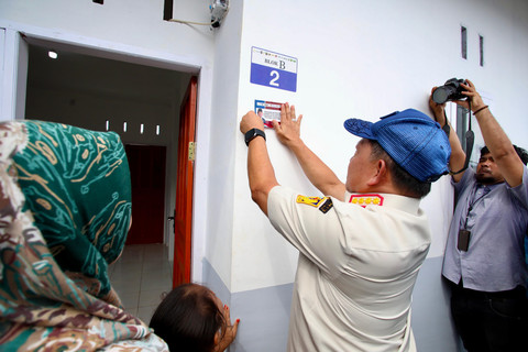 Mendagri Muhammad Tito Karnavian bersama Menteri PKP Maruarar Sirait menyerahkan 120 unit hunian tetap tahap pertama kepada warga terdampak bencana di Desa Hapesong Baru (27/3/2026). Foto: Dok. Satgas PRR