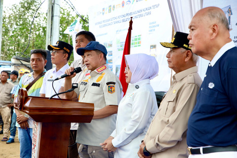 Mendagri Muhammad Tito Karnavian bersama Menteri PKP Maruarar Sirait menyerahkan 120 unit hunian tetap tahap pertama kepada warga terdampak bencana di Desa Hapesong Baru (27/3/2026). Foto: Dok. Satgas PRR